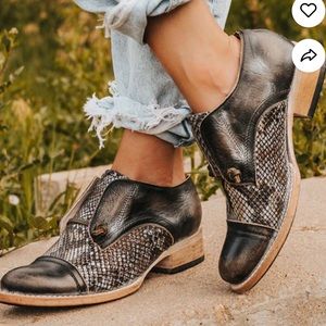 • Freebird • Women’s Mabel Slip On Oxford Brown
leather Size 9